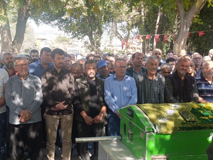 AİLESİNİN YANINDA KATLEDİLEN GENÇ KIZ SON YOLCULUĞUNA UĞURLANDI DAHA ÖNCE KENDİSİNİ RAHATSIZ ETTİĞİ İÇİN UZAKLAŞTIRMA KARARI ALDIRMIŞTI