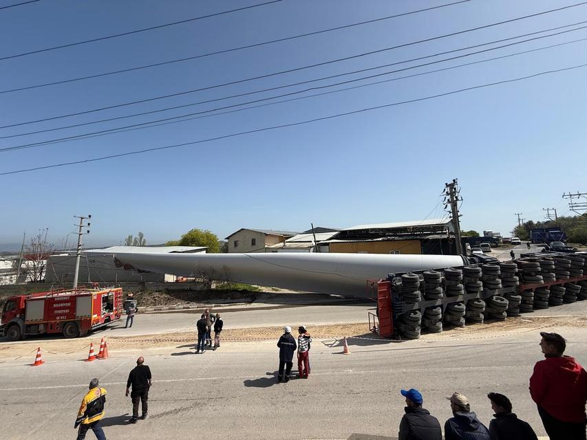ÇANAKKALE'DE RÜZGAR GÜLÜ KANADI TAŞIYAN TIR DEVRİLDİ TIR ÜZERİNDEKİ RÜZGAR GÜLÜ KANADI SANDIK FABRİKASININ VE BİR DAMIN ÜZERİNE DEVRİLDİ