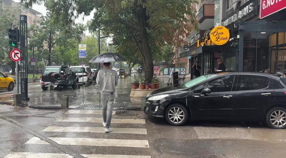 Aniden bastıran sağanak hayatı olumsuz etkiledi