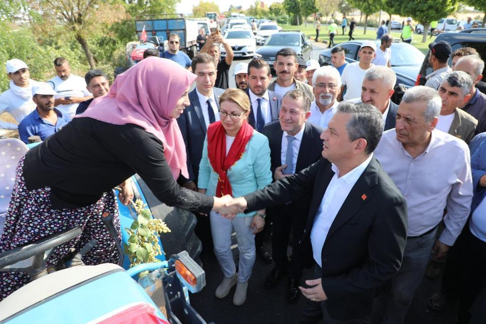 ÖZGÜR ÖZEL'E PROTESTOCU DİYE TANITILAN KADIN BELEDİYE BAŞKANININ EŞİ ÇIKTI ÖNCE TRAKTÖR ÜSTÜNDE POZ VERDİ, SONRA SAHNEDE FISTIK DALI UZATTI