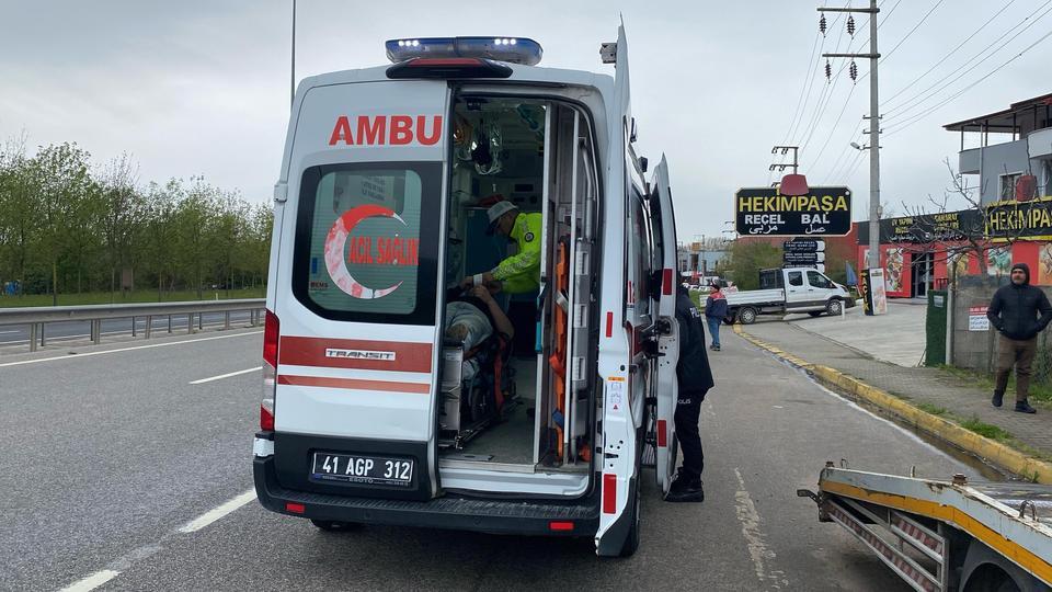 ALKOLLÜ SÜRÜCÜ TAMİRE BIRAKILAN OTOMOBİLİN ÜSTÜNE UÇTU: 3 YARALI