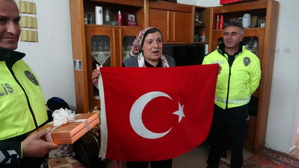 POLİS HELİKOPTERİNE BAYRAK SALLAYAN AYŞE TEYZE: "AĞLAYA AĞLAYA İÇERİ GİRDİM, ÇOK DUYGULANDIM" AYŞE TEYZENİN VATAN VE BAYRAK SEVGİSİ KARŞILIKSIZ KALMADI