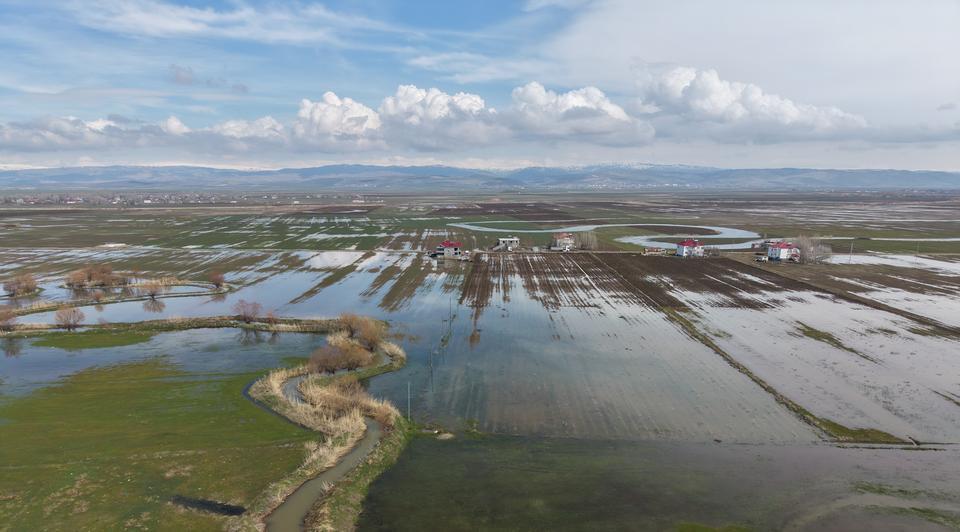 Sağanak tarım arazilerini sular altında bıraktı