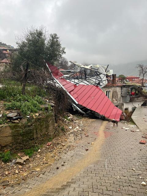 KÖŞK'TE FIRTINA ÇATILARI UÇURDU, DUVARLAR YIKILDI