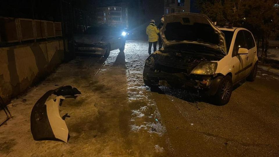 Park halindeki 2 araca çarpan otomobilin sürücüsü kaza yerini terk etti