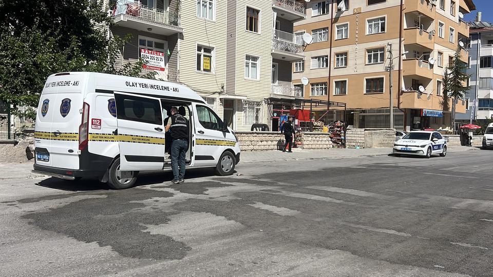 Sokak ortasında bıçaklı kavga: 1 yaralı