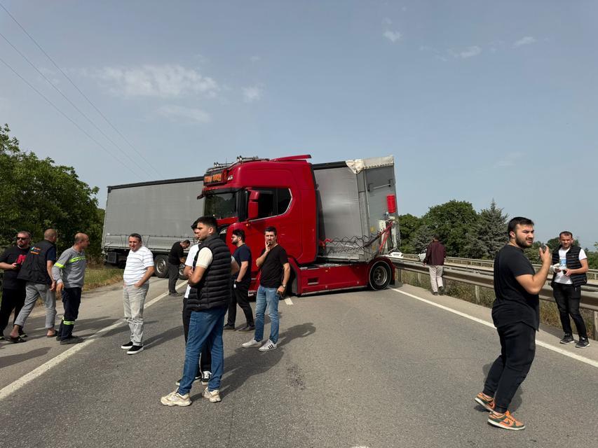 BİR ARININ YAPTIĞINA BAK...YÜZLERCE KİŞİYİ MAĞDUR ETTİ İSTANBUL BURSA KARAYOLUNDA TIR SÜRÜCÜSÜ ARININ ISIRMASI SONUCU FENALAŞIP ŞOKA GİRDİ, TIR MAKAS ATIP TRAFİĞİ KAPATTI ŞAHSIN KURTARILMASI VE TIRIN YOLU KAPATMASI SEBEBİYLE İSTANBUL BURSA KARAYOLUNDA YÜZLERCE KİŞİ SAATLERCE BEKLEMEK ZORUNDA KALDI