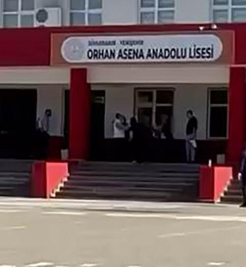 SINAVA GEÇ KALMAMAK İÇİN KOŞTU, MERDİVENİN BAŞINDA BAYGINLIK GEÇİRDİ