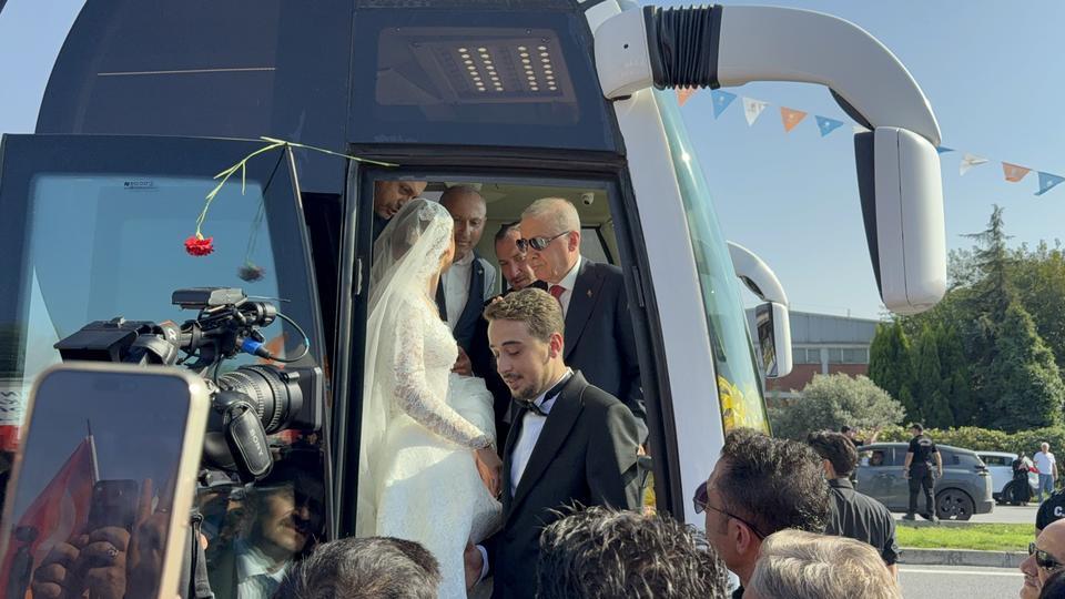 GELİN-DAMAT DÜĞÜN SALONU YERİNE TAYYİP ERDOĞAN'I KARŞILAMAYA GİTTİLER