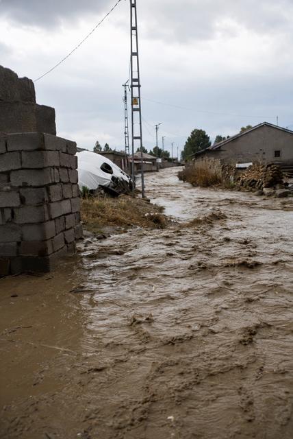 Sağanak sonrası sel meydana geldi