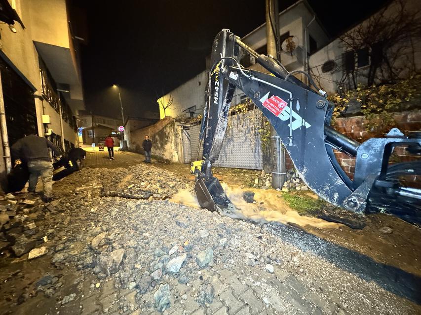 Patlayan borudan fışkıran su metrelerce yükseğe çıktı