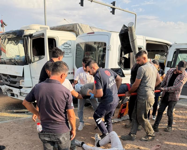 Buğday yüklü kamyon ile minibüs çarpıştı: 6 yaralı