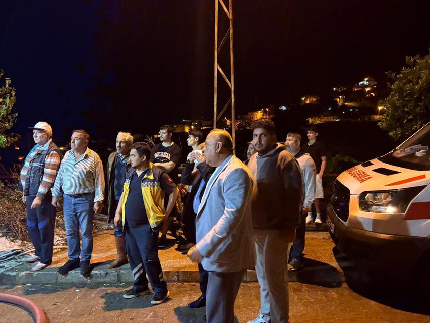 BAŞKAN ÖZEL YANGIN SÖNDÜRME ÇALIŞMALARINI YERİNDE TAKİP ETTİ