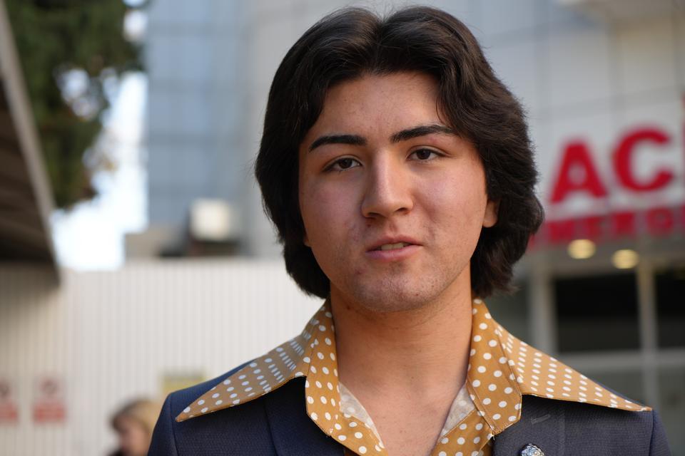 FERDİ TAYFUR'UN GENÇ HAYRANI HASTANE ÖNÜNDE NÖBET TUTARAK DUA EDİYOR GİYİMİ VE YAŞAM TARZIYLA FERDİ TAYFUR NOSTALJİSİ ESTİREN GENÇ, USTA SANATÇININ TEDAVİ GÖRDÜĞÜ HASTANENİN ÖNÜNDE ONUN SAĞLIĞINA KAVUŞMASINI BEKLİYOR 17 YAŞINDAKİ TALHA ÜNLÜ:  "İYİ Kİ FERDİ TAYFUR HAYRANI OLMUŞUM, ONUN YOLUNDAN GİTMEYİ DÜŞÜNÜYORUM" "5 DAKİKA DA OLSA KENDİSİYLE TANIŞMAK İSTERİM"