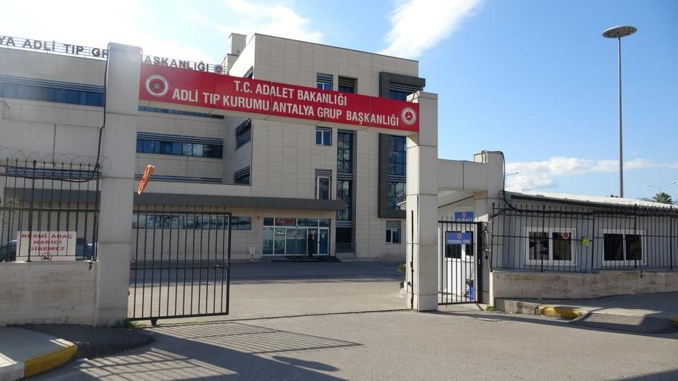 Karaciğer nakli sonrası estetik operasyon Alman kadını hayattan kopardı iddiası