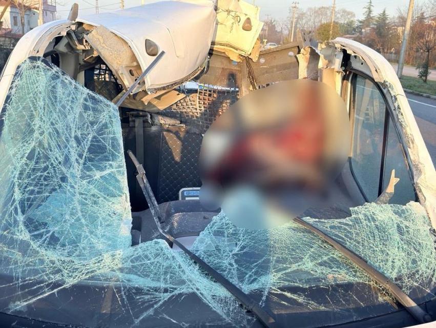 Kamyonet, beton köprü ayağı yüklü tıra çarptı: 1 ölü, 1 yaralı