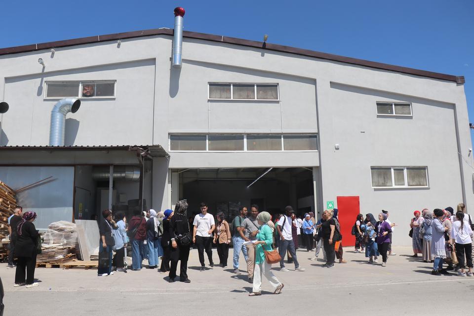 Depremden sonra fabrikanın tavanı çöktü, yaralılar var