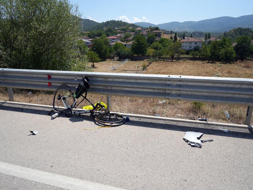 Otomobilin çarptığı bisikletli ağacın altında ölü bulundu, kaçan sürücü kısa sürede yakalandı