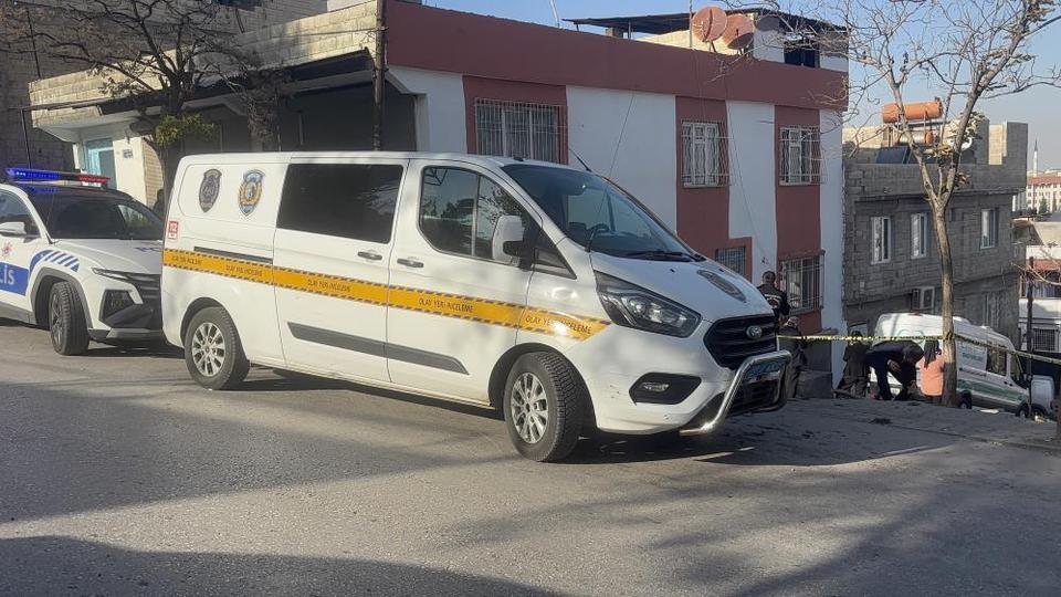 Eski koca dehşeti: Boşandığı eşini bıçakla öldürdükten sonra kendisini ağır yaraladı