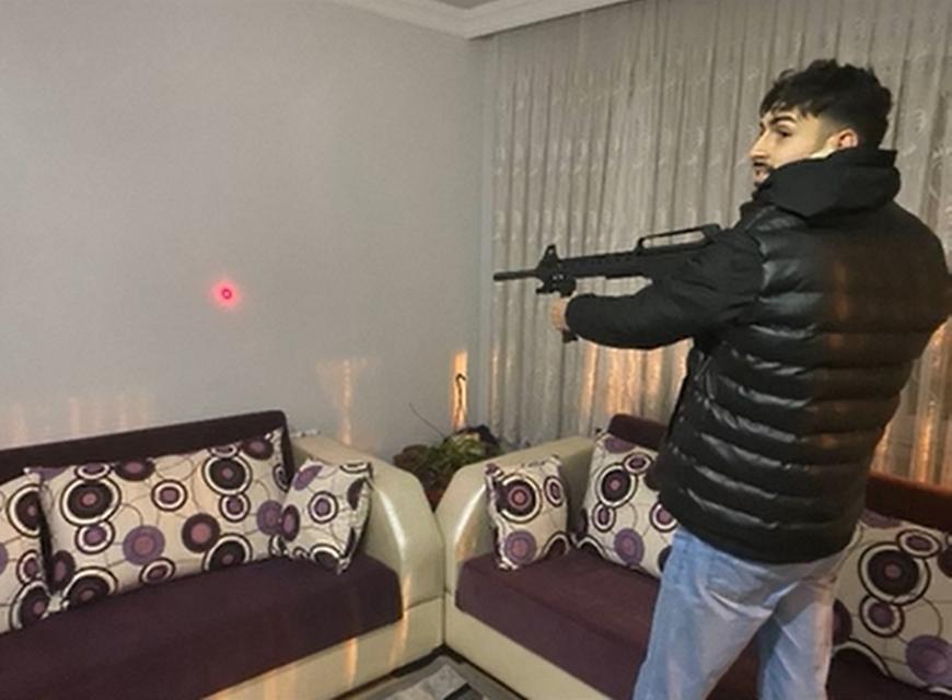 KIZ ARKADAŞINI ÖLDÜREN GENCİN SİLAHLI FOTOĞRAFLARI ORTAYA ÇIKTI