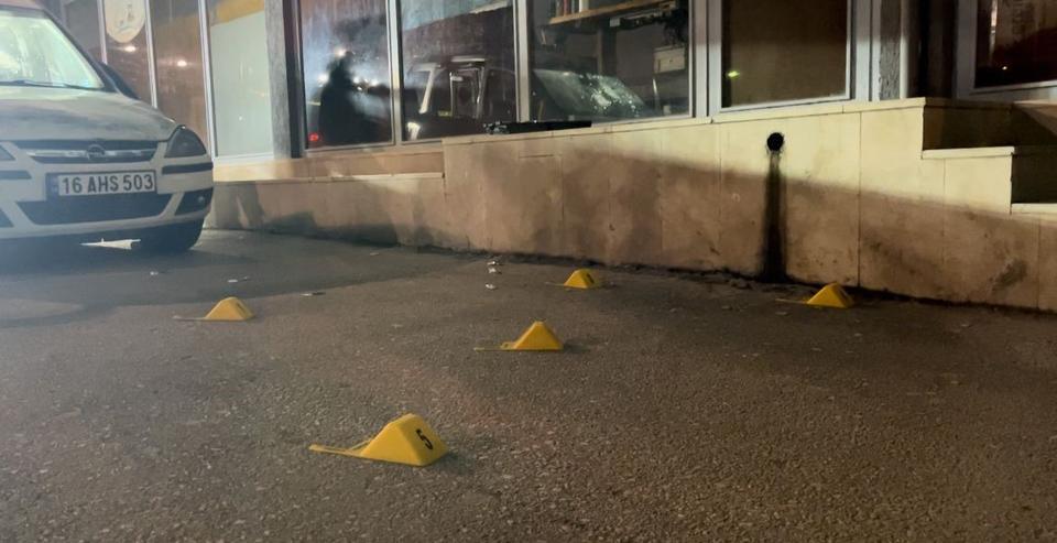 Alacaklılarını yolda gören bir grup şüpheli, takip ettikleri aracı kurşuna dizdi. Araçta bulunan iki kişi şans eseri yara almazken, otomobil âdetâ delik deşik oldu. Polis, dehşet saçan 2 saldırganı yakalamak için çalışma başlattı.