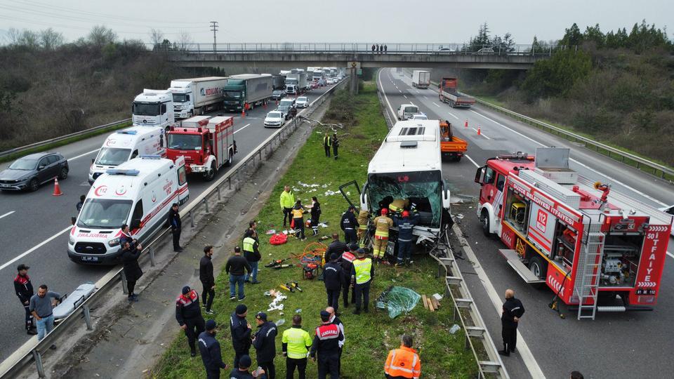 TIRLA ÇARPIŞAN OTOBÜS REFÜJE ÇIKTI: 1'İ AĞIR 15 YARALI