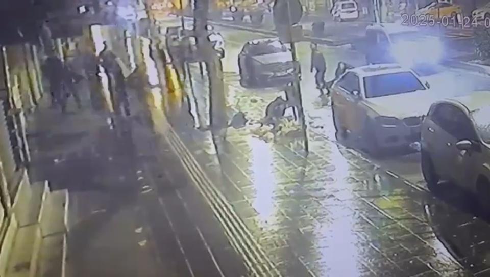 MAHALLE BEKÇİLERİNİN 22 YIL HAPİS CEZASI OLAN FİRARİYİ YAKALAMA ANI GÜVENLİK KAMERASINA YANSIDI