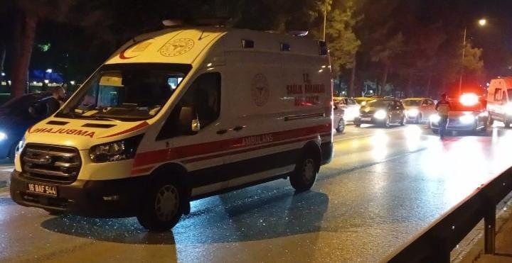 Otomobil, önce direğe ardından minibüse çarparak savruldu: 6 yaralı