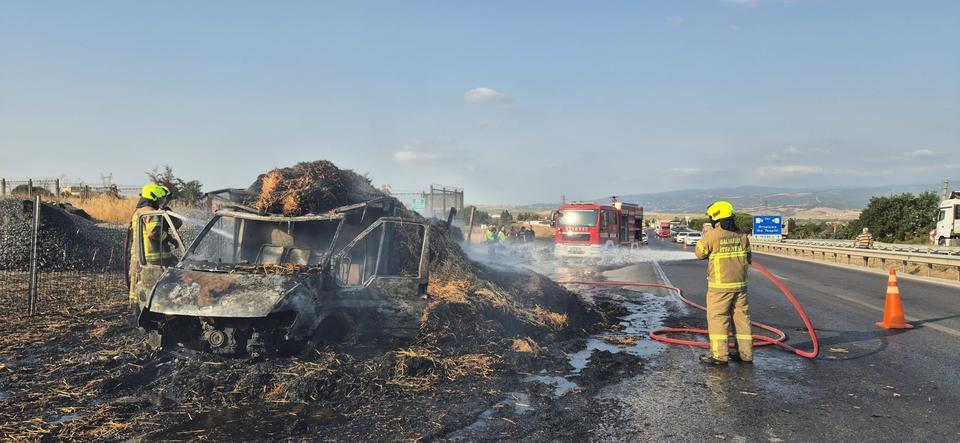 Saman yüklü kamyonet alev topuna döndü