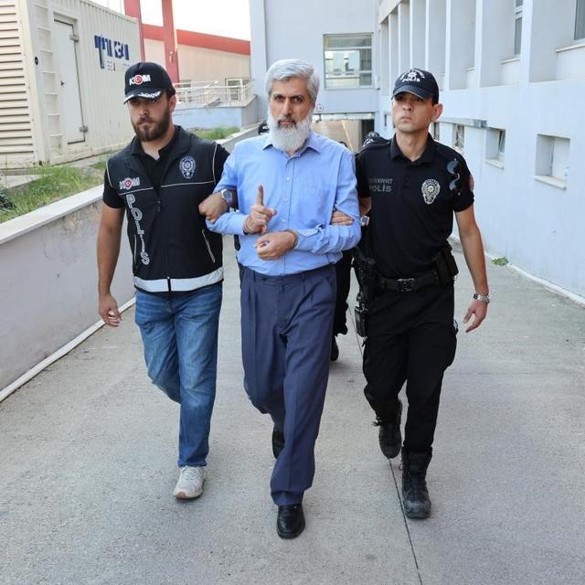 Kuytul, kendinden habersiz hareket eden örgüt üyesinin sırtında sopa kırmış