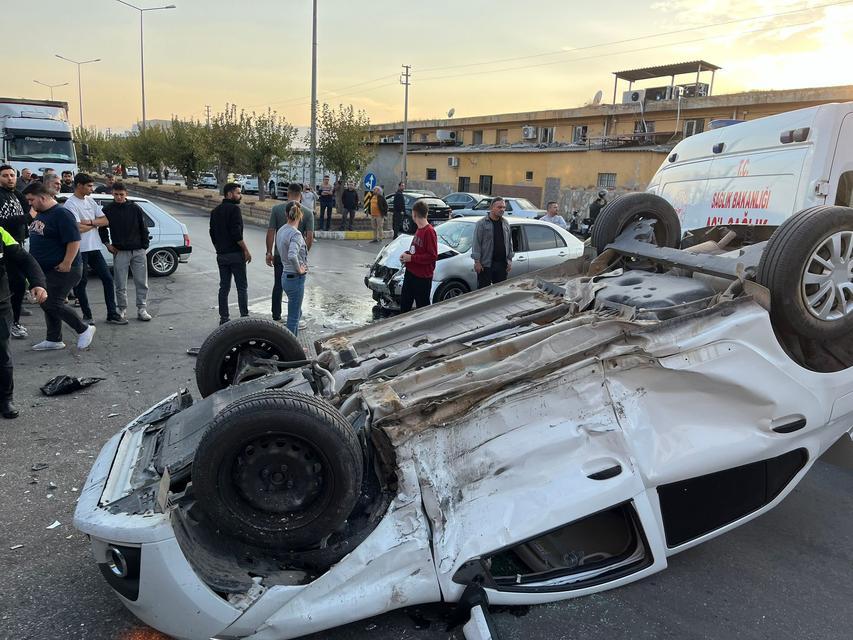 TRAFİK KAZASINDA ORTALIK SAVAŞ ALANINA DÖNDÜ: 1'İ AĞIR 2 YARALI ALKOLLÜ OLDUĞU İDDİA EDİLEN OTOMOBİL SÜRÜCÜSÜ KAZA SONRASI KAYIPLARA KARIŞTI