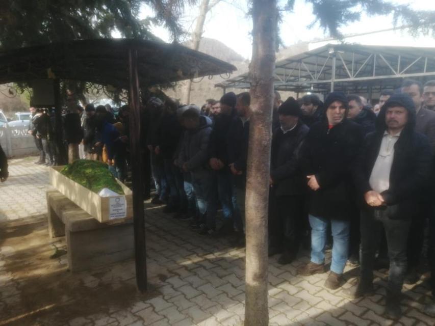 Oto bakım servisinde ölü bulunan 2 genç toprağa verild