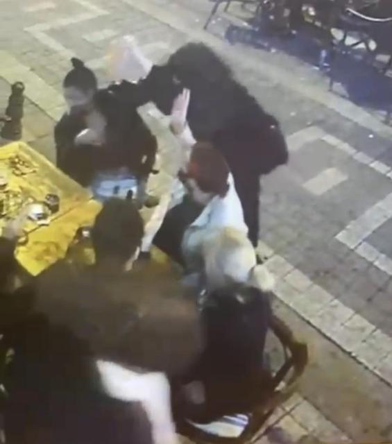 Eğlence mekanı önünde dehşet: Kadının üzerine yanıcı madde döküp ateşe verdi