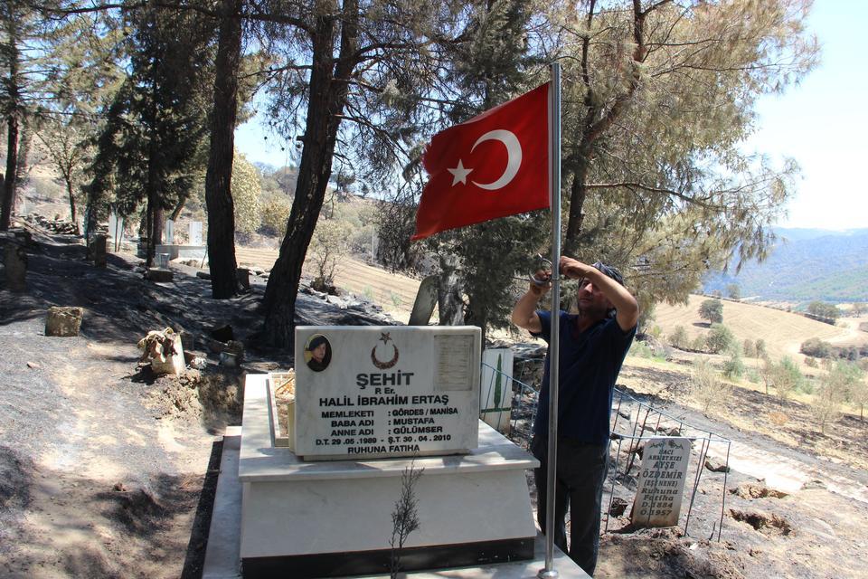 YANGINDA ŞEHİT MEZARI YANMADI