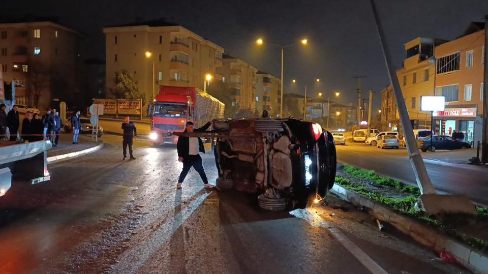 Kontrolden çıkan otomobil önce takla attı sonra direğe çaptı