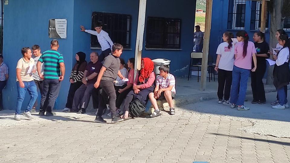 SELENDİ'DE 184 ÖĞRENCİ TER DÖKTÜ