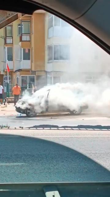 Park halindeki otomobil kendiliğinden alev aldı