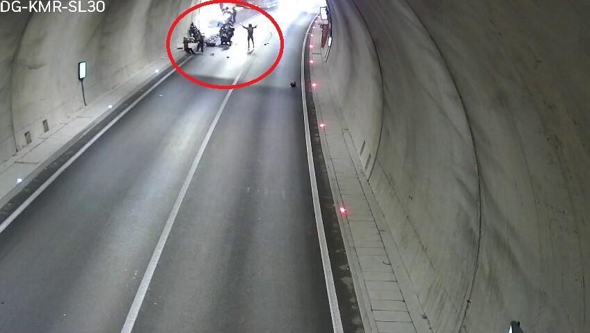 CİNAYET GİBİ KAZA KAMERADA...KARŞI ŞERİDE GEÇEN OTOMOBİL MOTOSİKLETE BÖYLE ÇARPTI: 1 ÖLÜ, 1 AĞIR YARALI ACI DETAY GÜVENLİK KAMERASINDA ÇIKTI : EŞİNİN ARKASINDAN GELİRKEN KAZAYA ŞAHİT OLDU