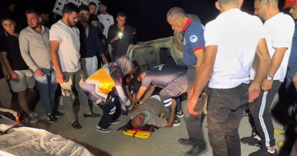 Takla atan otomobilde sıkışan sürücüyü itfaiye ekipleri kurtardı