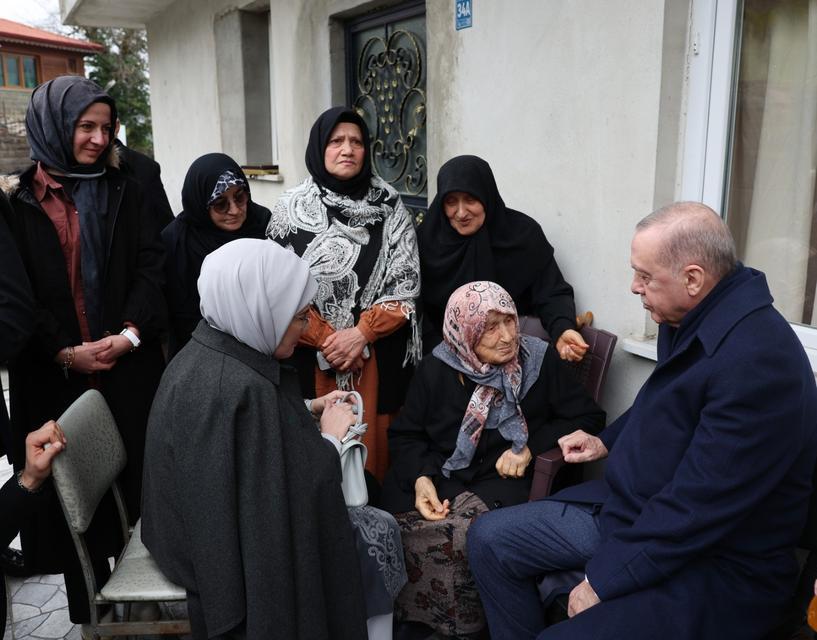 CUMHURBAŞKANI ERDOĞAN, RİZE'DE KOMŞULARIYLA BAYRAMLAŞTI