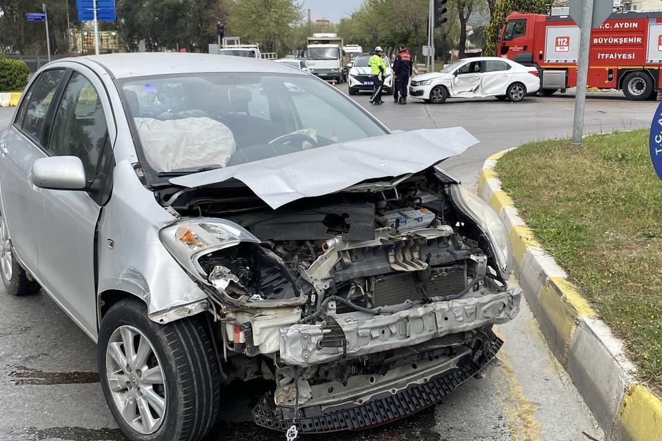 OTOMOBİLLER KAVŞAKTA ÇARPIŞTI: 1 YARALI
