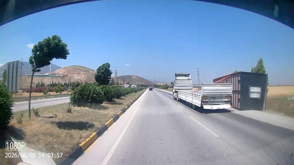Fırtına, tırda taşınan konteyneri uçurdu