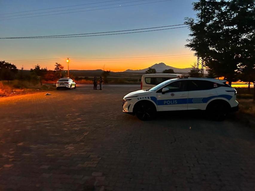 Kaza sonrası dehşet! Minibüsü polis ve vatandaşların üzerine sürdü: Ölü ve yaralılar var