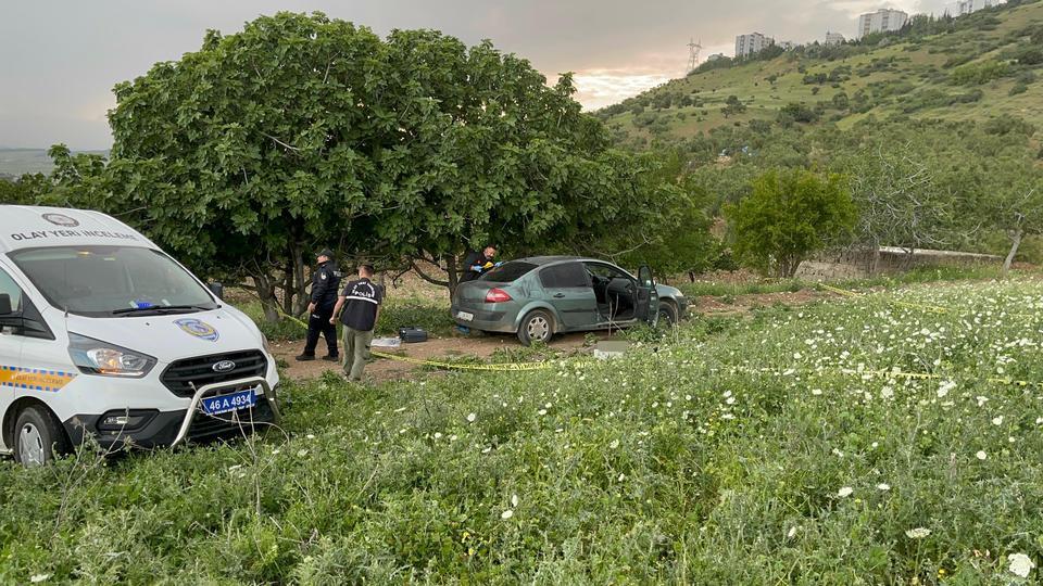 Otomobilin içerisinde pompalı tüfekle öldürüldü