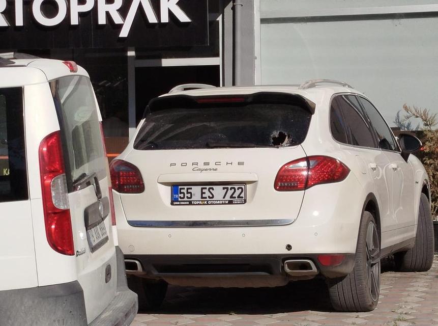 Park halindeki araç kurşunlandı