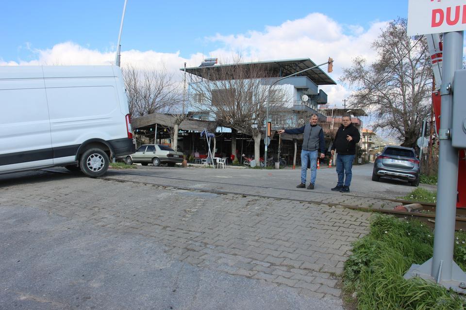 YILLARDIR YAPILMAYAN YOL, HEM ÇEVRE SAKİNLERİ HEM SÜRÜCÜLERİ KORKUTUYOR VATANDAŞLAR UZUN ARAÇLARIN ASKIDA KALDIĞI YOLUN BİR AN ÖNCE YAPILMASINI İSTEDİ