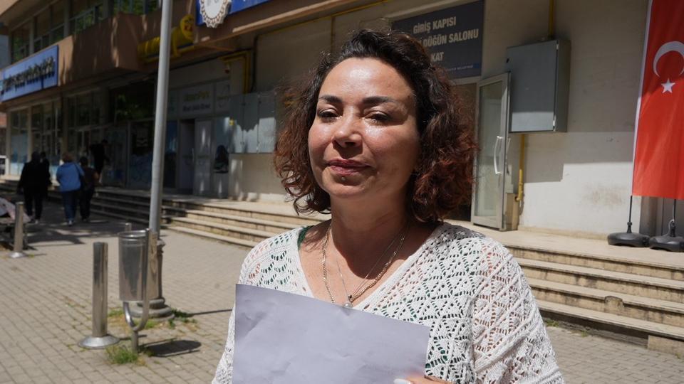 Yanlış teşhisle 2 memesi alındı, gözyaşlarını tutamadı