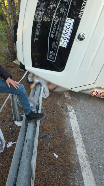 MUĞLA'DA SERVİS MİNİBÜSÜ DEVRİLDİ: 2'Sİ AĞIR 3 YARALI