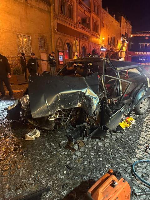 Otomobil iş yerinin kepengine çarptı: 4 yaralı