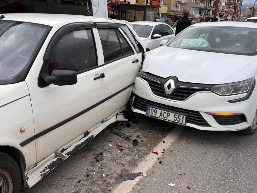 Aydın plakalı araç dehşet saçtı: 3 otomobil birbirine girdi